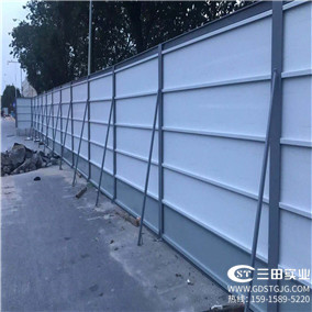 這樣的鋼板圍墻更合適在高速路旁使用